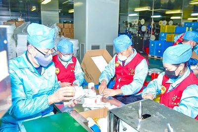 生產(chǎn)一線急缺人手 志愿者踴躍報名丨金東近百名&ldquo;紅馬甲&rdquo;變身醫(yī)療企業(yè)&ldquo;熟練工&rdquo;