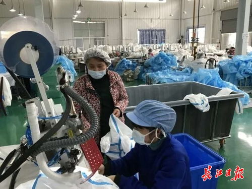 安全生產(chǎn) 提高產(chǎn)能兩不誤,這家企業(yè)日產(chǎn)6000件防護(hù)服和10萬件隔離服